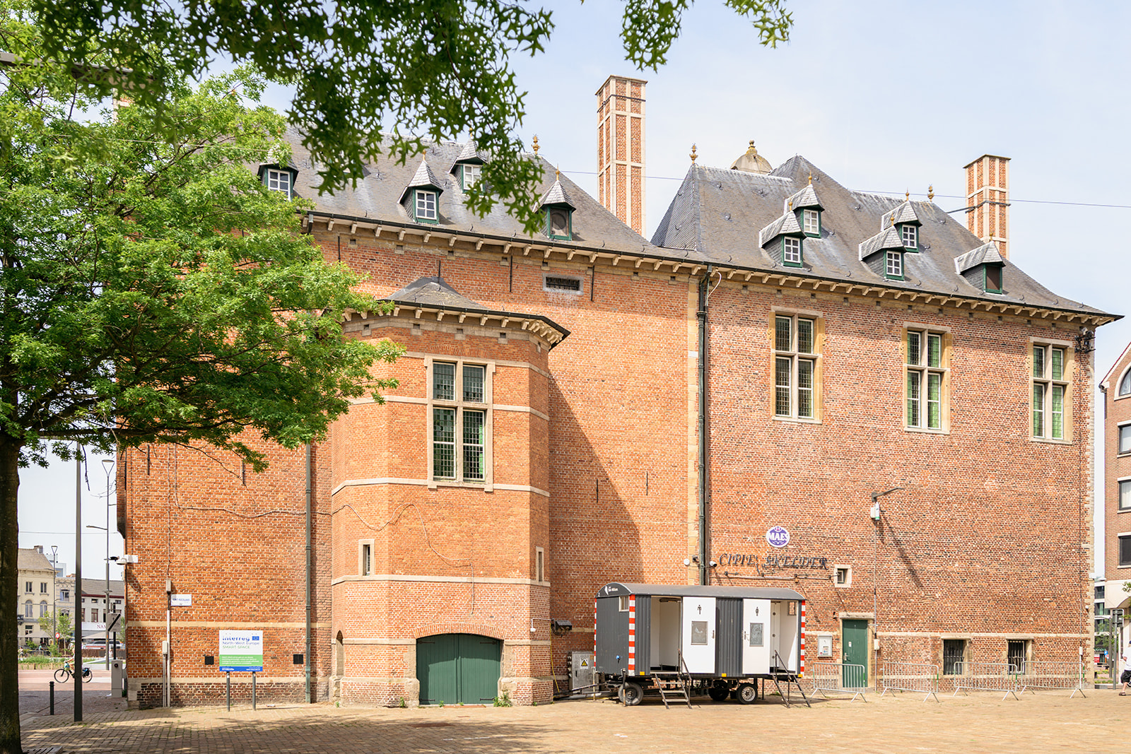 Sint-Niklaas redt 2 erfgoedgebouwen van leegstand en zoekt investeerders